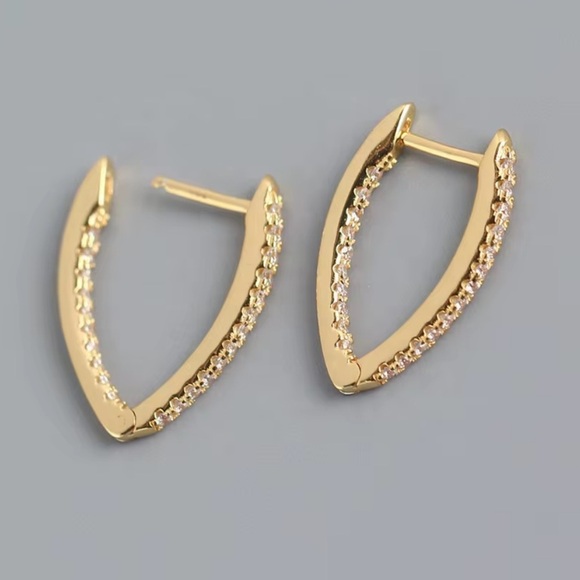 925 Sterling Silver Gold plated Crystal CZ Oval Hoop Earrings - Picture 4 of 5